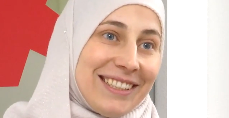 feministes_cat's tweet photo. #LasMujeresQueFaltan
Salwa Zidan, una refugiada siria de 35 años, vivía en Logroño desde hacía 8 años y tenía tres hijos de 6, 8 y 10 años. Solía acompañarlos al colegio y llevarlos a la biblioteca, y también se enrolaba en distintas iniciativas sociales y de integración.
Fue asesinada por su marido Samer A., que también intentó matar a sus dos hijas tirándolas al río Ebro. El hijo mayor consiguió escapar y pedir ayuda.
Los tres niños permanecieron un año tutelados hasta poder viajar a Berlín a reunirse con sus abuelos maternos.
