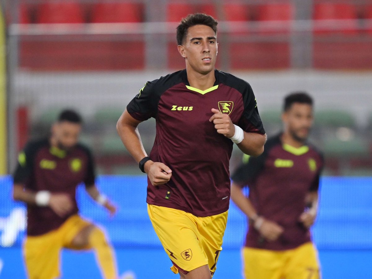 PrensaFutbol's tweet photo. ⚖️⚽️ Hasta los tribunales: 🇮🇹 Salernitana intentará acusar "incapacidad deportiva" para forzar la salida de 🇨🇱 Diego Valencia. https://t.co/eTVcTjPjD0 https://t.co/z65dMGwur6