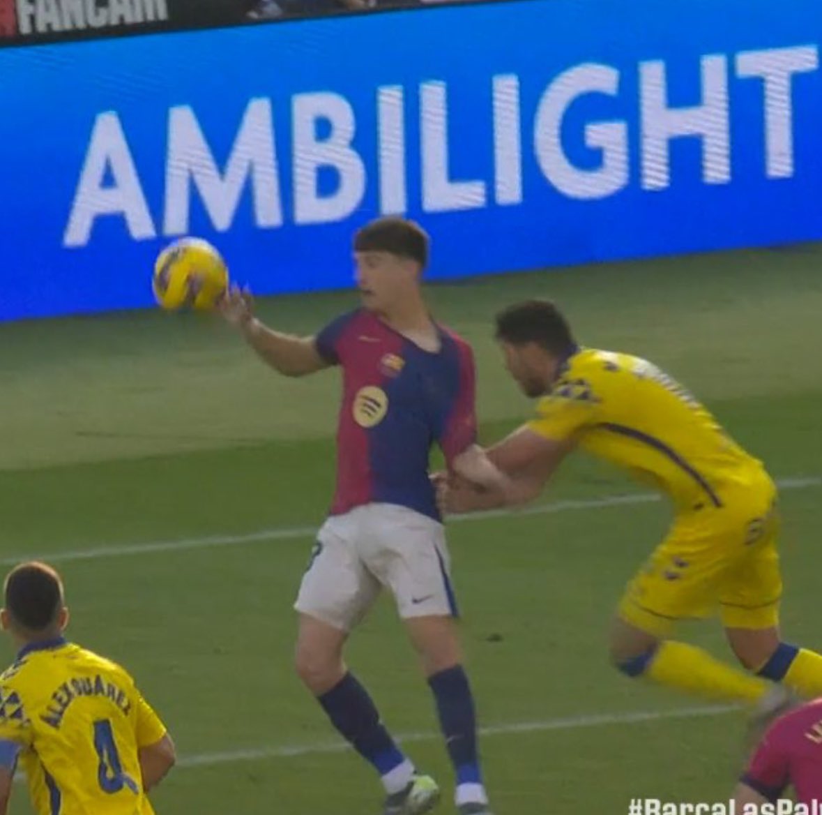 La liga más corrupta y podrida del mundo. 

Rudiger agarra a Nyom         Agarrón a Pau V.
Penalti para el Madrid.          Sigan, Sigan.