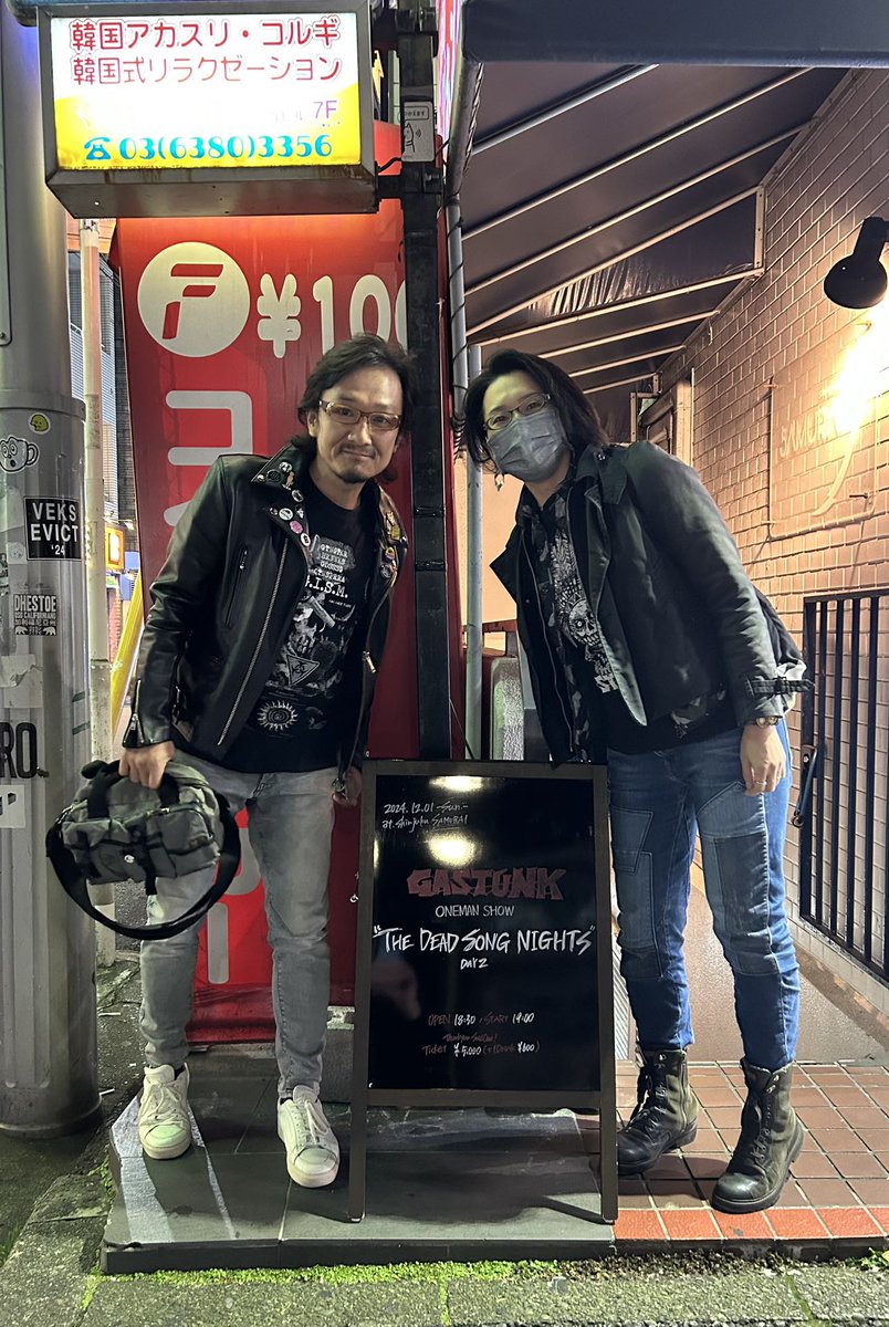 新宿でガスタンクのライブを観てきました。開演直前に到着し、遠目でもわかる高齢PUNXの長蛇の列に並びました。静かな後ろ姿から価値基準が強目な人達なのが強く伝わってくる（＾＾）その最後尾に並び入口に吸い込まれていく嬉しさ。80年代パンクのライブはいつもですが、これがまず最高です！（笑）