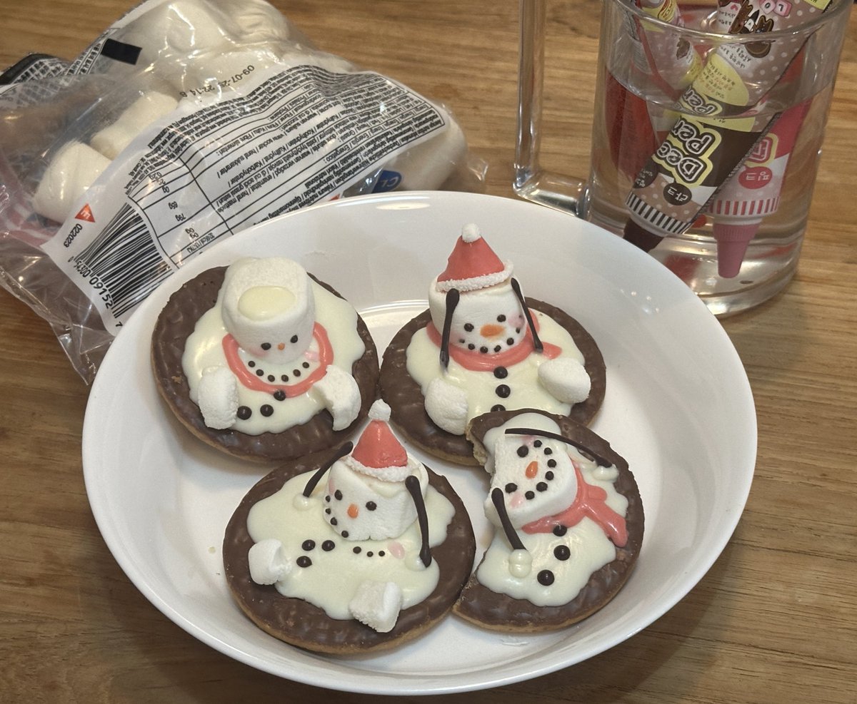 패닉눈사람 쿠키 ... 🍪

이번 크리스마스에 베프랑 해보세여 ,, 🎄💗
다이제랑 마시멜로랑 초코펜만 있으면 만들수잇음!!