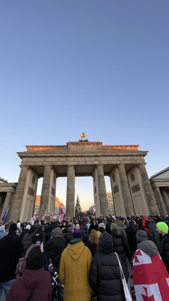 vanMunkacs's tweet photo. @ninitsiklauri From Today in Berlin in front of the Brandenburg Gate.
#GeorgiaProstests
#GeorgiaIsEurope 🇪🇺
#b0112 https://t.co/sIYYyW6HIu