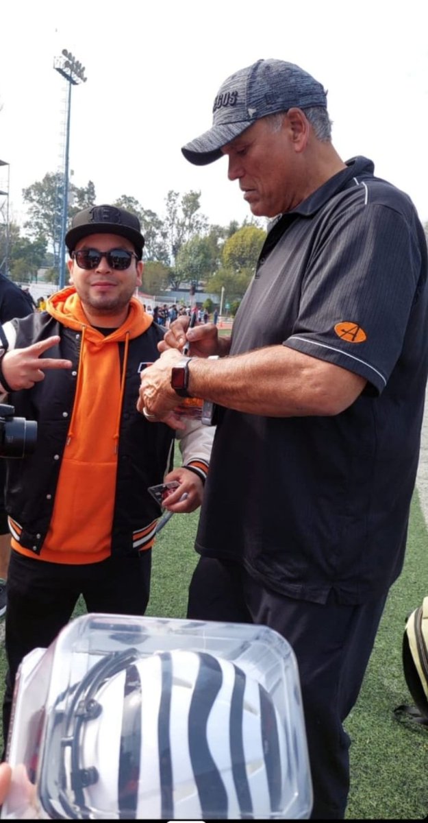 T0nyLs's tweet photo. @FOXImpactoNFL WhoDey! 🐯 @AnthonyMunozHOF https://t.co/6Dzbdu739s