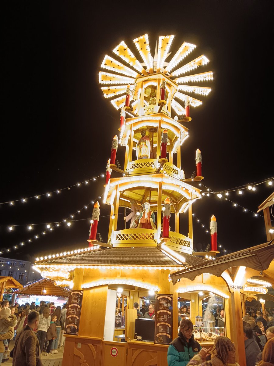 FelixBoullanger's tweet photo. Oh la belle crèche religieuse financée par de l'argent public en plein centre de #Limoges. Ce tout jeune élu qu'est @ERLOMBERTIE n'a pas eu le temps de lire la loi de 1905, il ne faut pas trop lui en vouloir 🙄 https://t.co/YnmFSc4u25