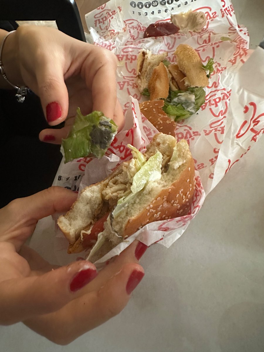 bestercan's tweet photo. Hamburger’in içinden iğrenç kocaman balçık gibi bir pislik çıktı! @Arbys @ArbysTr @tabgidakurumsal  gerçekten insan hayatını bu kadar ucuzlaştırmanız iğrenç! Bunun korkunç bir cezası olmalı ama bu ülkede o da yok! Rezaletin bu kadarı suçtur! https://t.co/WP26owINqT