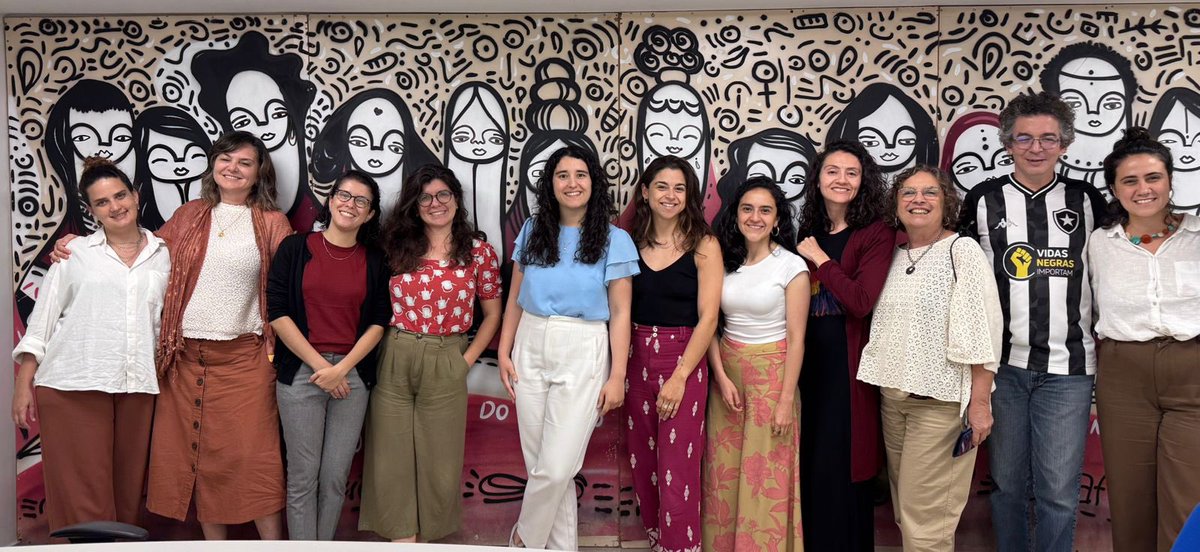 RumboColectivo's tweet photo. 🔵🇧🇷 Esta semana, Lican Martínez (@LicanMartinez) y Carolina Molinare (@CaroMolinare), investigadoras de Rumbo Colectivo, fueron invitadas por el Centro de Macroeconomía de las Desigualdades (MADE) de la Universidad de São Paulo (@made_usp), a asistir a una serie de actividades y reuniones en Brasilia, en el marco del encuentro que organiza el centro de estudios junto a economistas feministas de Sudamérica.

🤝🌐 De las diferentes instancias, destaca una reunión con la senadora brasileña Teresa Leitao (@teresaleitao_), respecto a los desafíos de algunos proyectos de ley en el marco de la reforma tributaria local, y la presencia en el Foro 🎙️“Cuidados y uso del tiempo: Experiencias latinoamericanas para reflexionar sobre las políticas de cuidado en Brasil”, junto a especialistas de Argentina, Brasil, Colombia y Uruguay.

📌 El encuentro organizado por MADE tenía por objetivo realizar un balance y proyectar el 2025 respecto del proyecto en que el centro de estudios convoca a economistas feministas para investigar sobre distintas temáticas afines que enfrenta la sociedad brasileña.

#Latinoamérica #AméricaLatina #Feminismo #Cuidados #Economía #MADEUSP