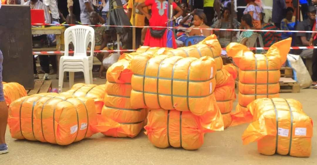 HuricAngelo's tweet photo. Le marché Mont-bouet a été témoin samedi dernier de la distribution des ballots de friperie aux jeunes gabonais,par Armel Ferryse Ndjegou Mickala conseiller du PRT.Certains de ces jeunes travaillaient pour des expat , grâce à cette initiative ils ont l'opportunité d'être autonome https://t.co/o6GU83Yk6H