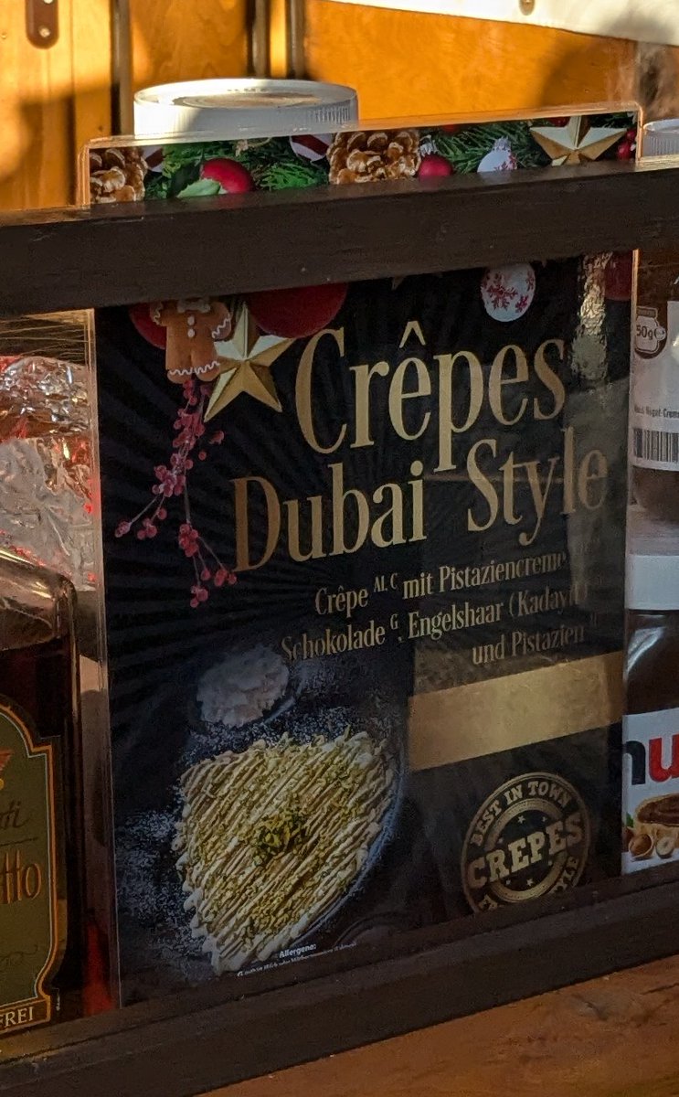 Dubai Crepes, der heiße Scheiß auf dem #Weihnachtsmarkt. 

Preis stand nicht dran. Einer kostet vermutlich 75 €. 

#DubaiCrepes #DubaiSchokolade #Engelshaar #PistazienOverkill