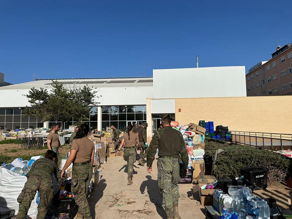 FUTER_ET's tweet image. Los militares del Mando de Apoyo a la Maniobra #MAM (#RT21 del #MATRANS y #GAAAIII/73 del #MAAA), llevan a cabo una labor destacada en la zona de #Algemesí (#Valencia), acercando los alimentos y material de primera necesidad.
Ejército de Tierra
#SomostuEjército