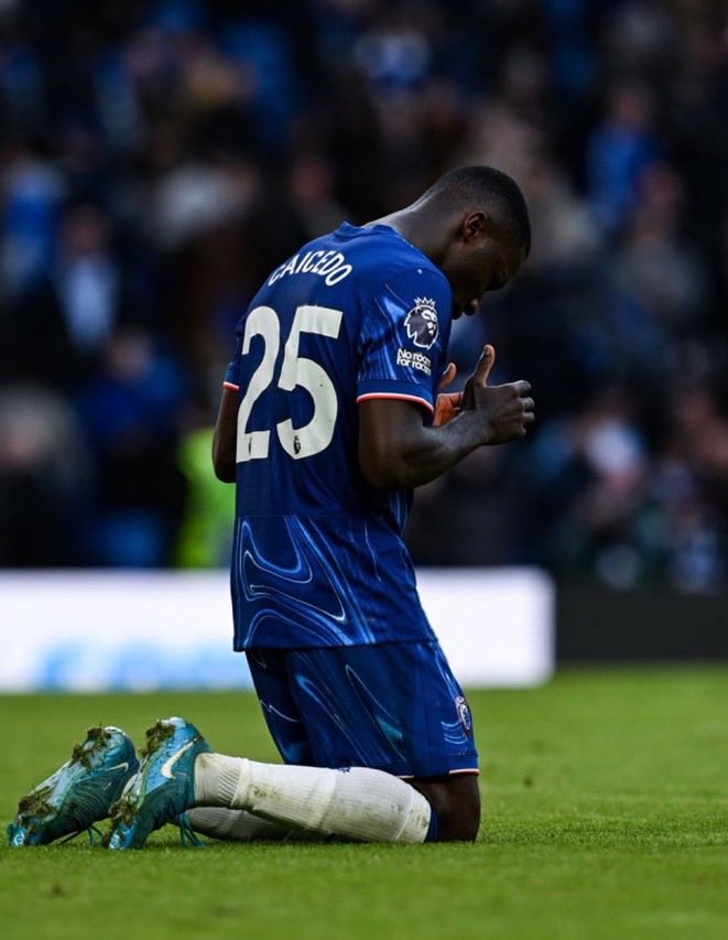 SbastienMlires1's tweet photo. 🇪🇨 E mundo de rodilla ante Moisés Caicedo!

Moisés en una nueva exhibición. Chelsea le gana 3 a 0 al Aston Villa con un Niño Moi imponente de lateral derecho y medio campista.
No falla ningún pase, recupera, intercepta, asiste. ¡El mejor regalo de navidad del Chelsea  es Moisés! https://t.co/zEKfhKW7r3