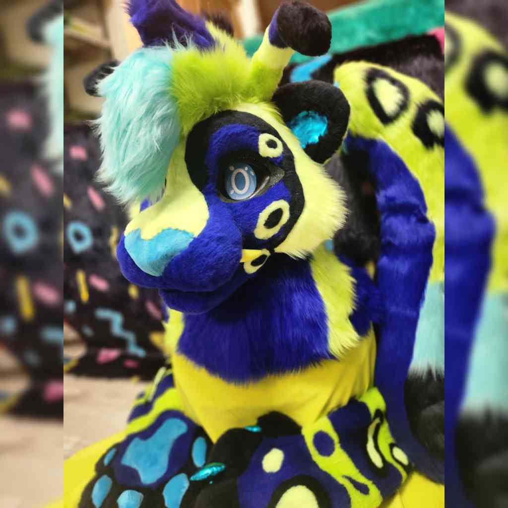 WarpWander's tweet photo. 👽👽 ALIEN SABER PARTIAL 👽👽

My most recent partial is availible for 💲1⃣7⃣0⃣0⃣ US
= shipping from Canada. 

Everything is fully lined, hair tuft is magnetic and the tail has an invisibly belt look. 

Very proud of this. DM or comment to inquire! Please consider sharing! https://t.co/R1SiUHbjgZ
