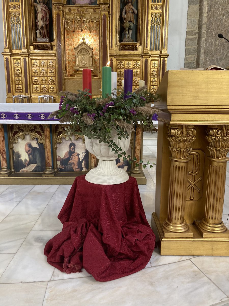 A D V E N T V S

Una corona con ramas del bosque. Enebro, carrasca, hiedra… lo que da el tiempo. Lo que da la tierra.