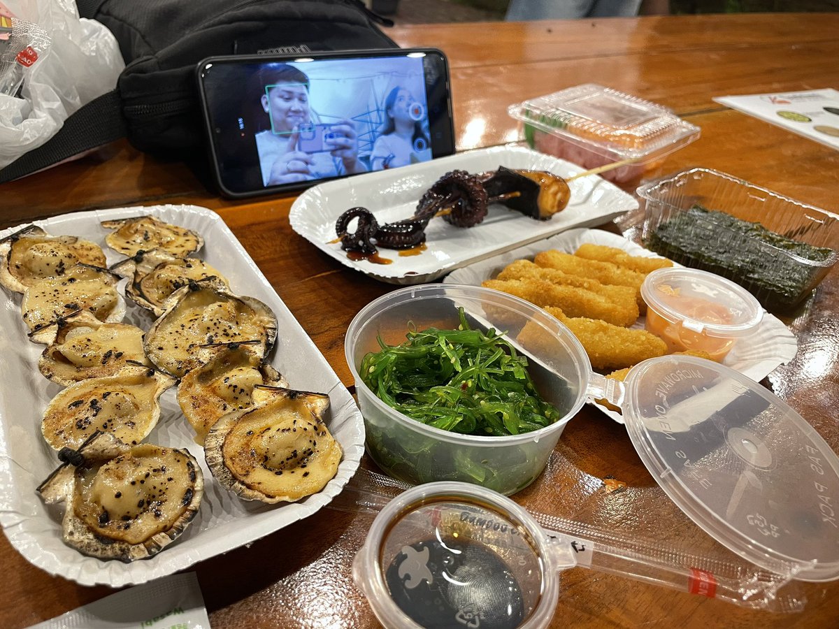 andclg's tweet image. when he knows that I’d like to take a pic of our food but em way too busy chit-chatting with a stranger and he’s also hungry at the same time, so he decided to capture it this time🤧😂