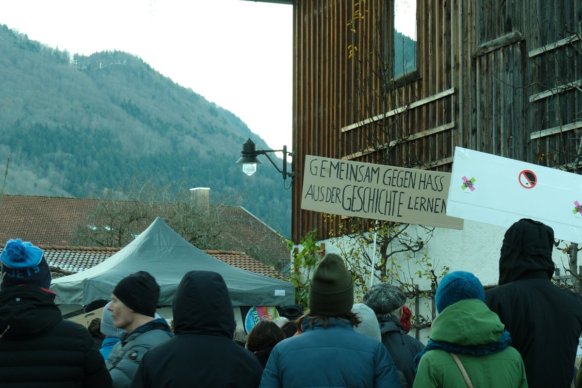 Proteste gegen AfD im #Chiemgau
Etwa 300 Menschen protestierten gestern (Sa, 3011.24) in #Grassau (Lk #Traunstein) gegen eine schlecht besuchte AfD Veranstaltung mit der AfD Politikerin Leyla Bilge (#Rosenheim)
Weitere Bilder/Infos: bsky.app/profile/muelle…