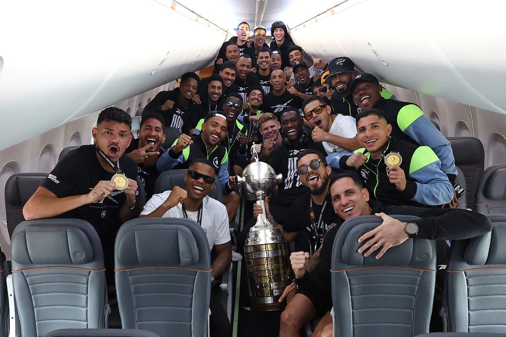 Botafogo's tweet photo. OS CAMPEÕES ESTÃO CHEGANDO…🏆🌟 #TempoDeBotafogo

📸 Vitor Silva/BFR https://t.co/h6qktGICd7
