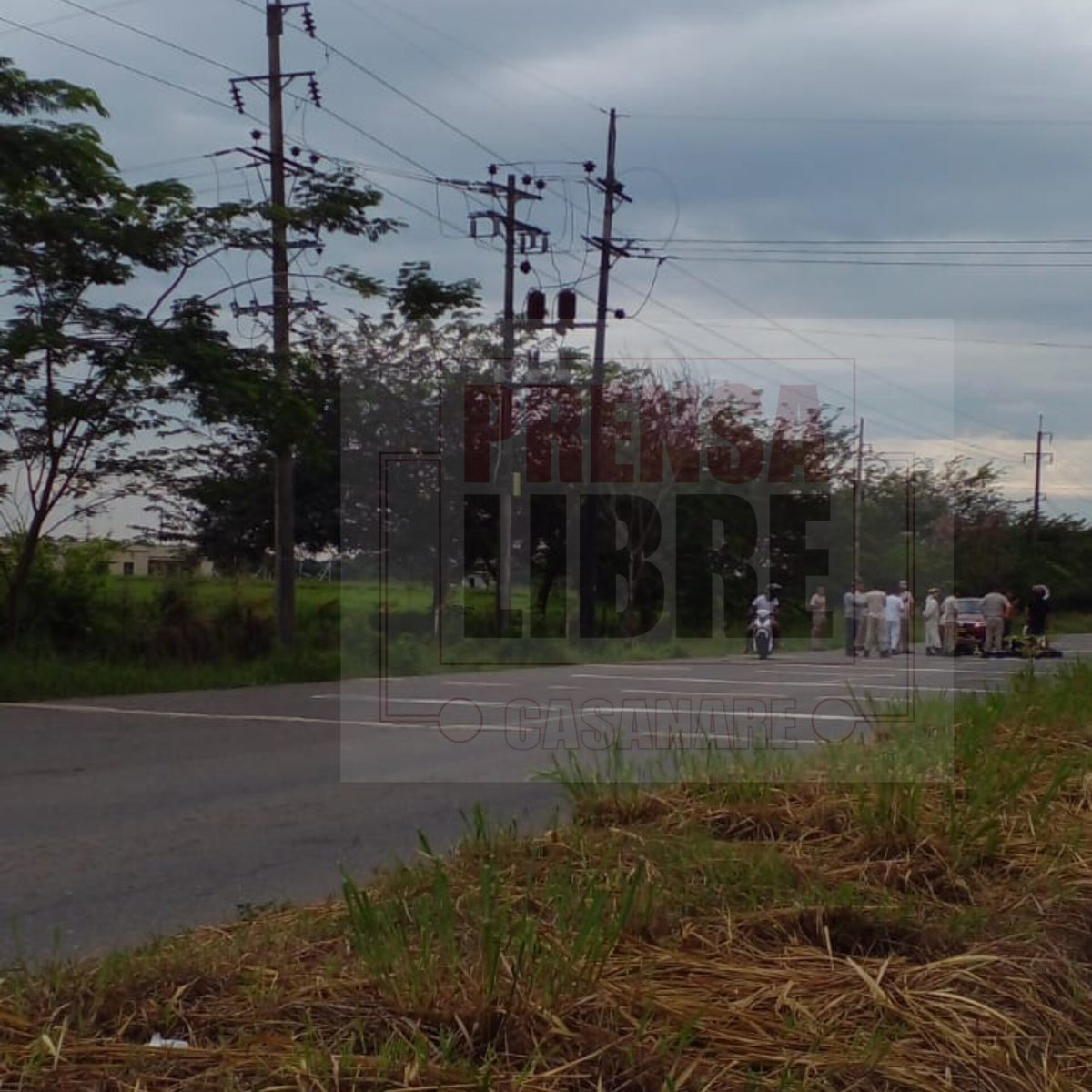 Prensalibcasan's tweet photo. Una mujer que se desplazaba en motocicleta se accidentó hacia las 6:30 de esta mañana en la vía #Morichal - #Yopal en inmediaciones de las instalaciones militares del sector. Sufrió lesiones de consideración https://t.co/EreiXlS2w9