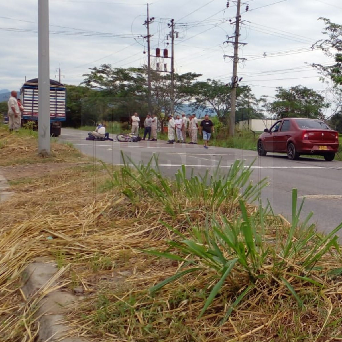 Prensalibcasan's tweet photo. Una mujer que se desplazaba en motocicleta se accidentó hacia las 6:30 de esta mañana en la vía #Morichal - #Yopal en inmediaciones de las instalaciones militares del sector. Sufrió lesiones de consideración https://t.co/EreiXlS2w9