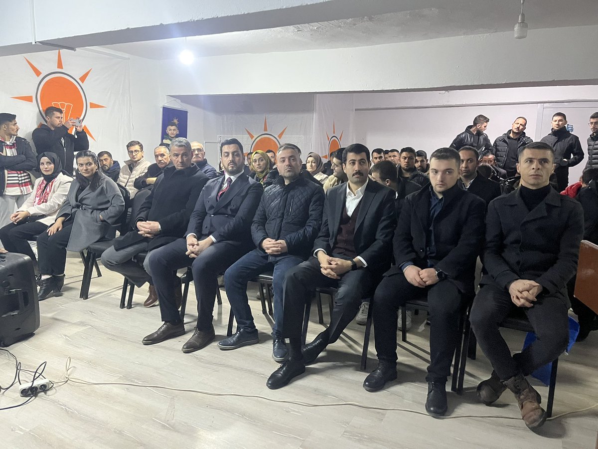 akgenclikankara's tweet photo. Teşkilat mensuplarımız, genç arkadaşlarımızın katılımlarıyla Elmadağ Gençlik Kolları 7. Olağan Kongremizi gerçekleştirdik.

Gençliğimizle geleceğe yön veriyoruz.🙋🏻‍♂️ https://t.co/tUyuJGqsxc