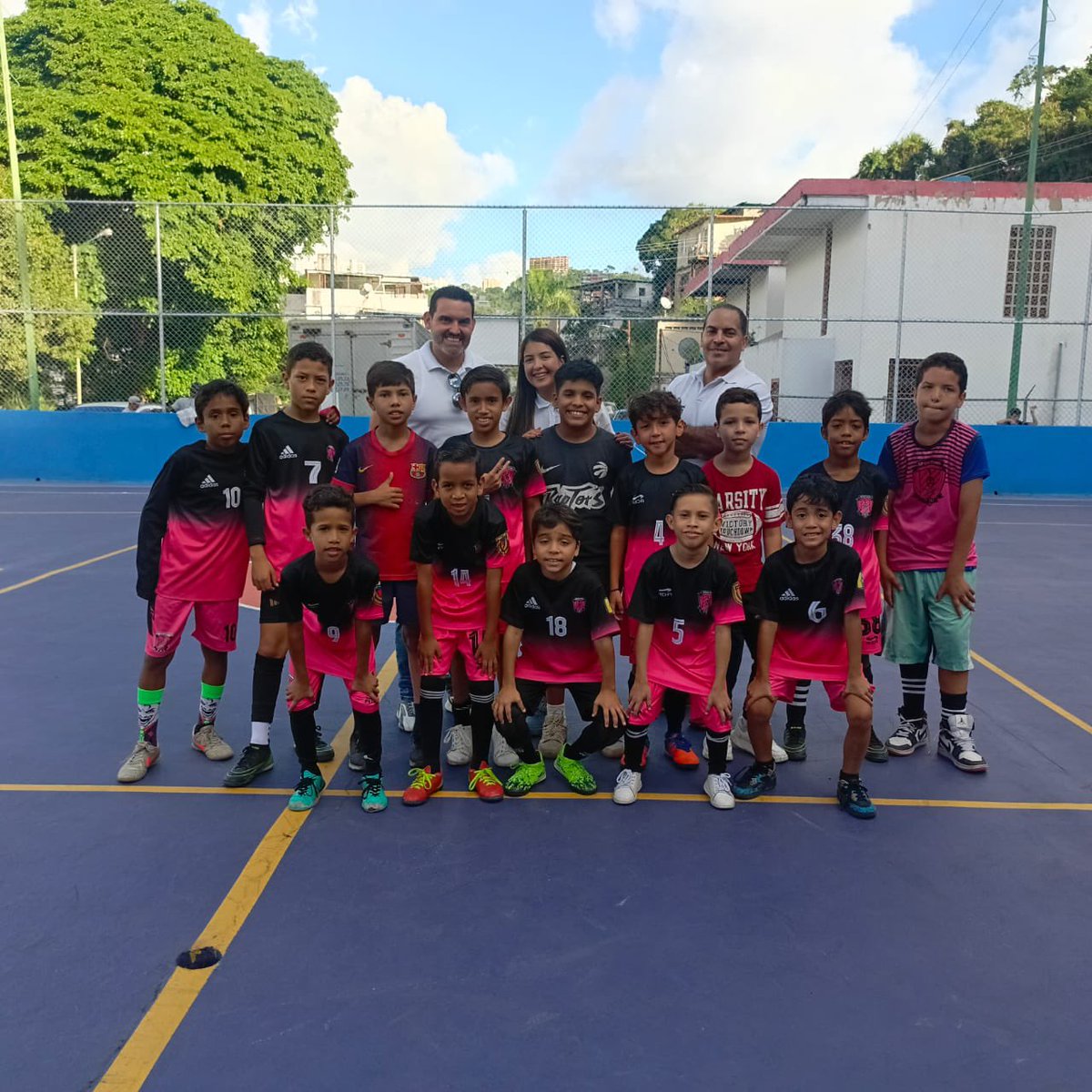 Negal_m's tweet photo. Evento deportivo organizado por #AD #Baruta en la comunidad del Güire. Nuestro compromiso es con la lucha social, alentando la práctica deportiva en los más pequeños, que los aleja de vicios y los encamina a un porvenir lleno de oportunidades. Viva Venezuela! https://t.co/4CQf3Gro8q