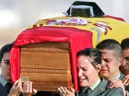 CarlosDeUrrecha's tweet photo. "Sois unos asesinos hijos de pvta"
GC D. Fernando Trapero Blázquez  de 23 años y GC D. Raúl Centeno Bayón de 24 años asesinados con 2 tiros en la nuca en Francia por los cobardes de ETA

"Txakurras. Sois txakurras. Txakurras hijos de pvta"
https://t.co/JqreDYa3O6 https://t.co/CMIs4gIoV5