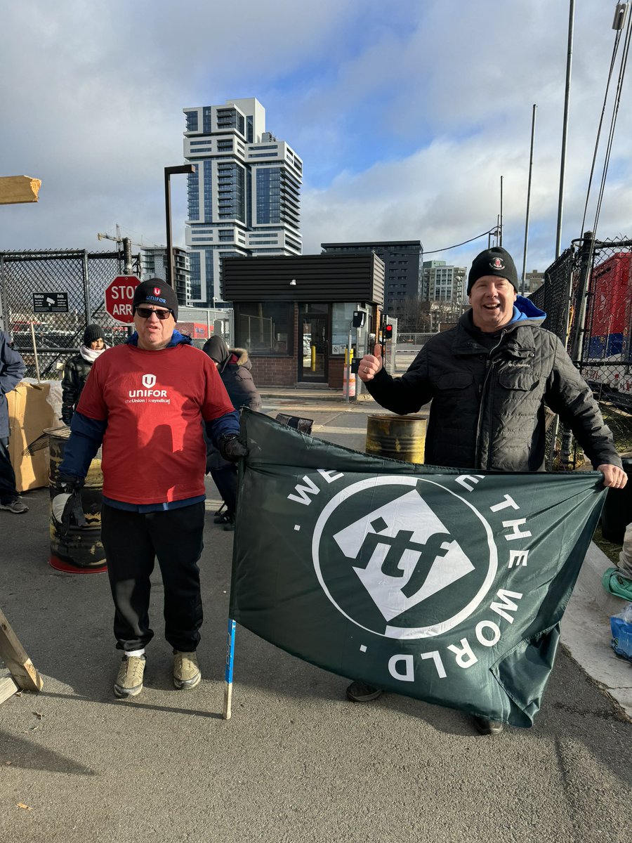 risserk's tweet image. @cupw standing in solidarity with the postal workers as they fight for a fair deal @ITFglobalunion @UniforTheUnion #weareitf #wemovetheworld