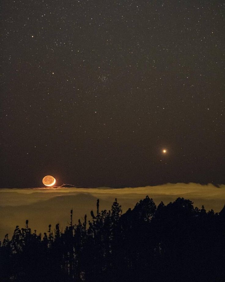 القمر والزهرة فوق الغيوم