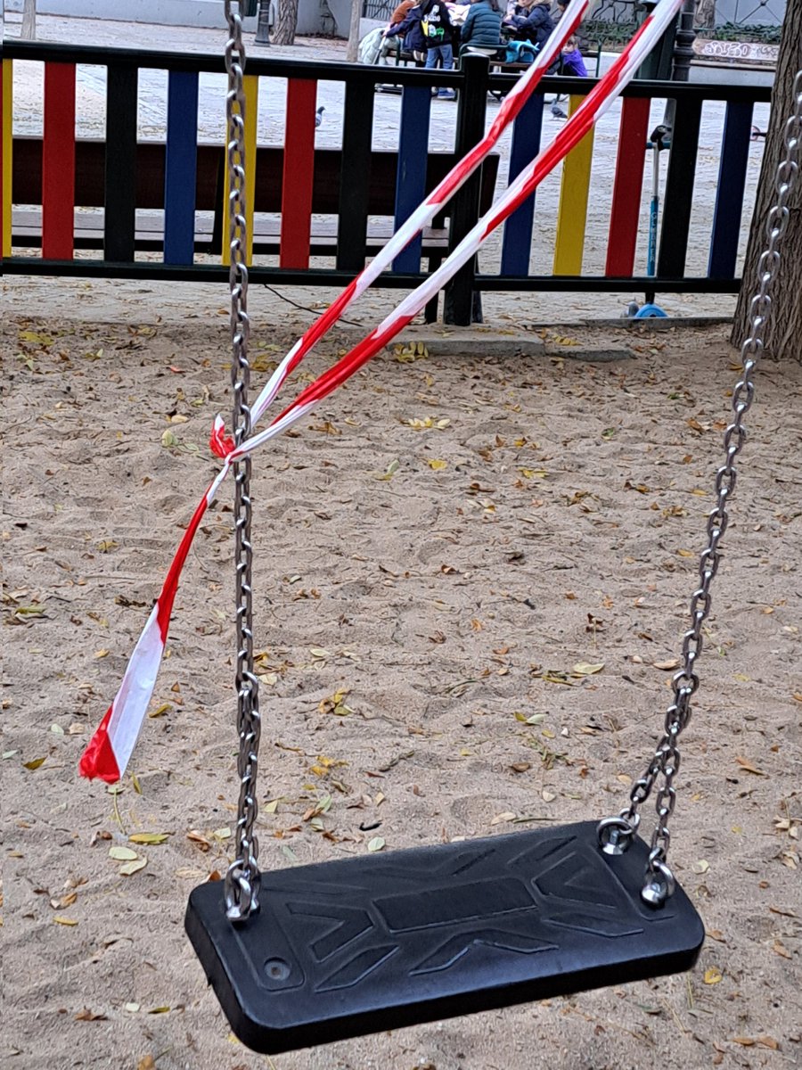 Celakanta's tweet photo. @Lineamadrid en la plaza de peñuelas, hay un columpio roto, pusieron un precinto, pero a  los niños les da igual y lo siguen usando, obviamente. Hay que arreglarlo rápido. https://t.co/wEO2iGc3XF