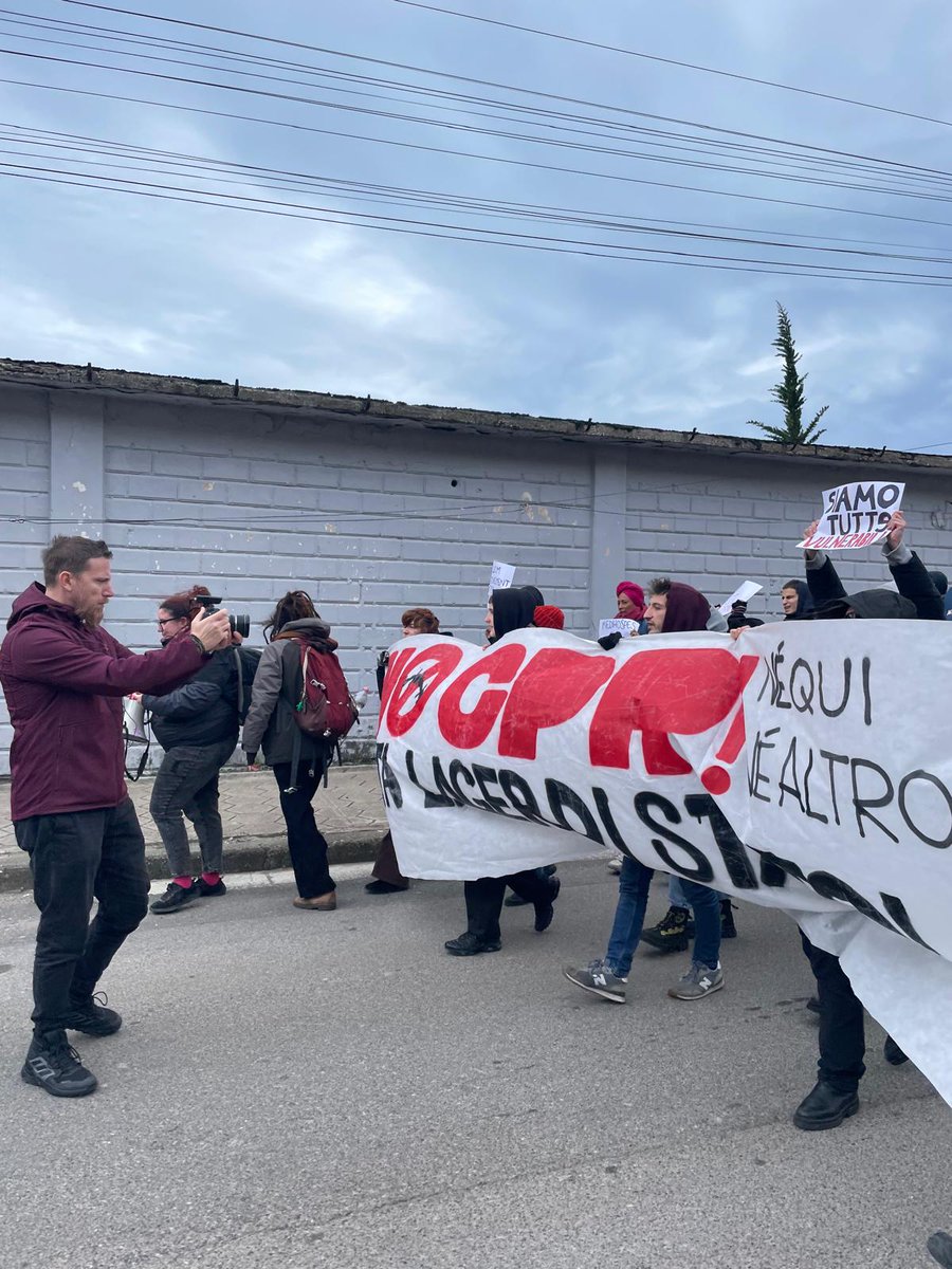 No all'accordo #RamaMeloni, no ai #CPR.

È in corso in #Albania la mobilitazione del Network Against Migrant Detention: oltre 150 attivisti/e hanno manifestato contro l'accordo neocoloniale,per la chiusura definitiva dell’hotspot di Shëngjin e il centro detentivo di Gjäder.