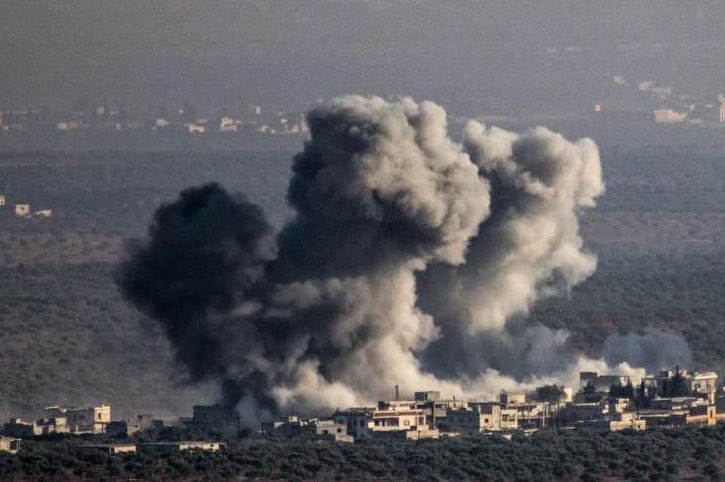 RoiLopezRivas's tweet photo. 💥🇸🇾🇷🇺 Imágenes de los bombardeos aéreos sirios y rusos contra cuarteles generales de mando y líneas de retaguardia de los terroristas en el norte de Siria. https://t.co/IAZpWYYqgc