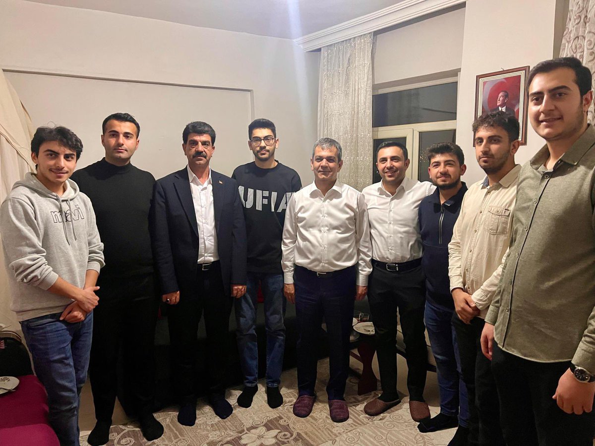 ÜniAK’ta Bugün 😎✨

Elazığ Teşkilatımız, Milletvekilimiz <a href="/erolkeles23/">Erol Keleş</a> ile birlikte öğrenci arkadaşlarımızın evlerine misafir oldu 💯 

Soframız bir, gönlümüz bir 🥘☕️

<a href="/eyupkadirinan/">Eyyüp Kadir İnan</a> 
<a href="/mucahidsuleyman/">Mücahid Süleyman Daldallı</a>