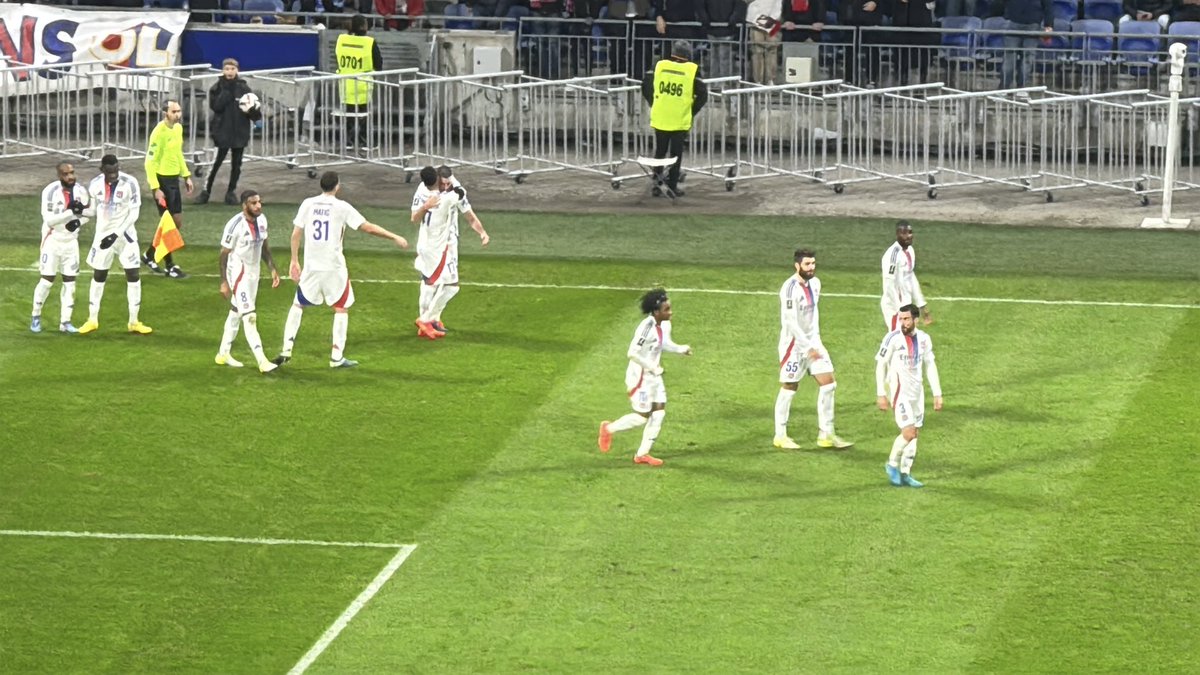 Philoulyon's tweet photo. Une fin de mi-temps de feu pour #OLNICE,
2 buts et un poteau sur un magnifique tir.
Allez, ça va le faire ! 3-1 à la mi-temps, c’est possible ! https://t.co/JyqFKeiMV4