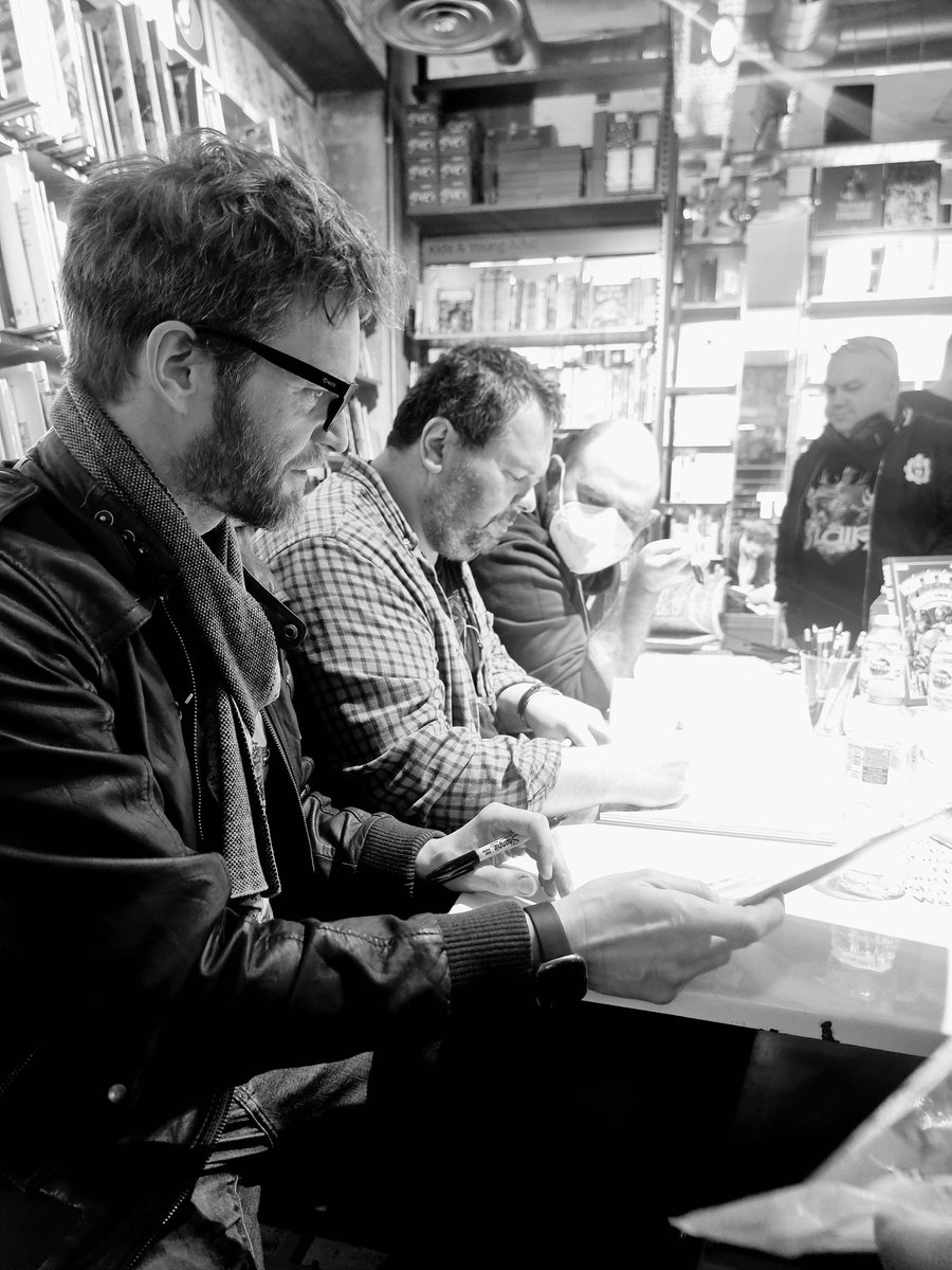 2000adSouthern's tweet image. Mega thanks to @GoshComics for their 2000AD annual signing yesterday 👍
@sispurrier @ArtDroid_Lynch @AlexPaknadel & Phil Winslade did not disappoint, as they signed everything put in front of them and chatted with everyone.
Remember, get along to a signing, if you're able to!