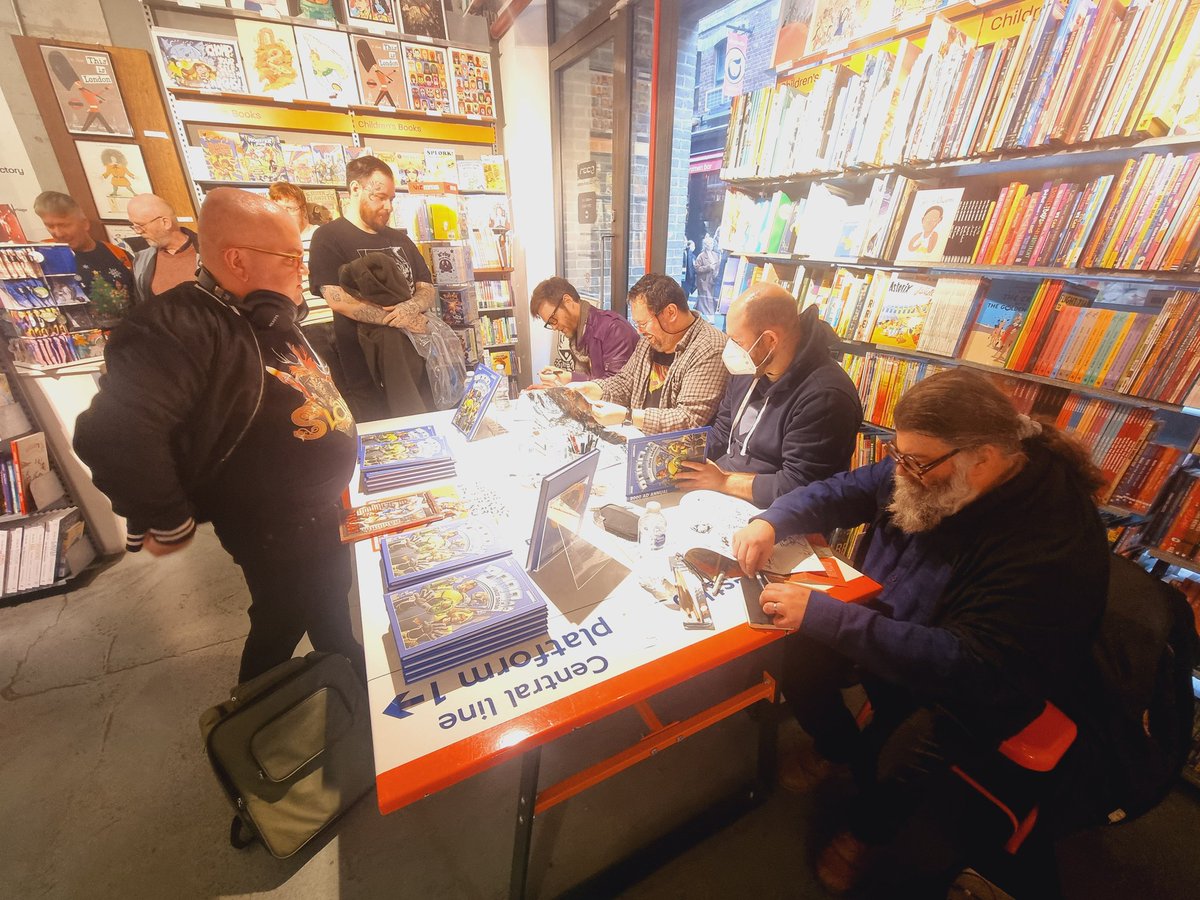 2000adSouthern's tweet image. Mega thanks to @GoshComics for their 2000AD annual signing yesterday 👍
@sispurrier @ArtDroid_Lynch @AlexPaknadel & Phil Winslade did not disappoint, as they signed everything put in front of them and chatted with everyone.
Remember, get along to a signing, if you're able to!