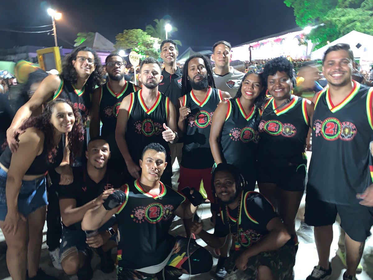 rastadocolossal's tweet photo. Torcida Rasta do Vitória, presente em mais uma República do Reggae 🇬🇳

Vitória, Futebol e Paz 🕊 

 #republicadoreggae #ecvitória #representatividade #reggaemusic #edsongomes #alphablondy #matoseco #resistencia #caoderaça #deusmelivrenãoservitória #rastafari #futebol #paz https://t.co/yUn7sOhKTc
