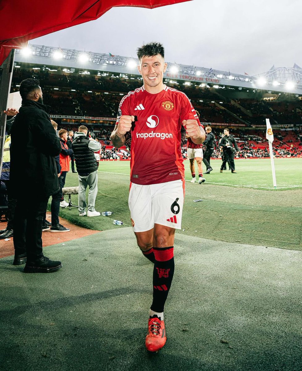 StatmanDave's tweet photo. Lisandro Martinez has completed 164 of the 168 passes that he has attempted in his last two matches, despite playing 26 passes into the final third across the two games.

Elite ball-playing CB. 🇦🇷 https://t.co/J44kZYnxe8