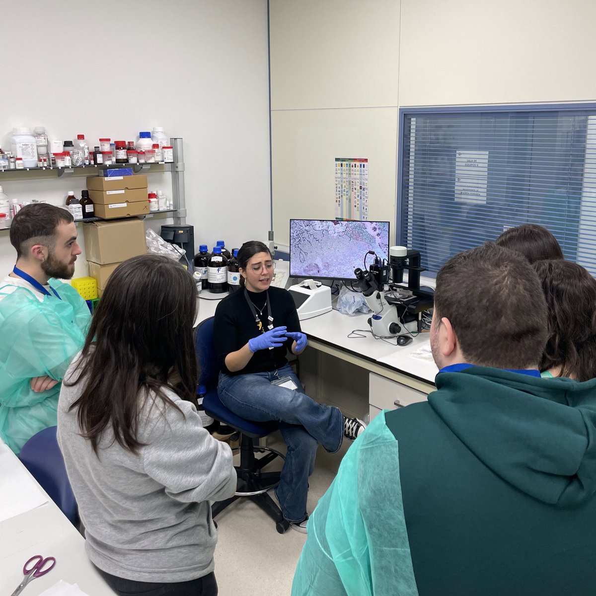 Gracias por esta visita tan inspiradora 😊🔬
¡Qué gusto compartir el mundo de la ciencia y despertar la curiosidad entre los más jóvenes!