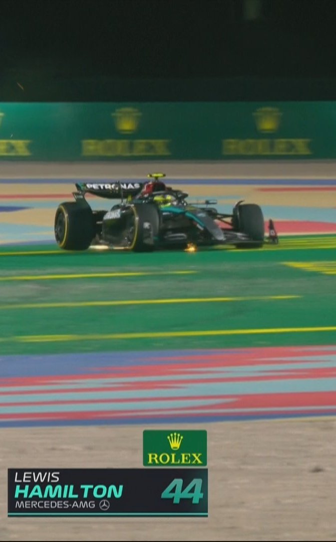 elmejordelresto's tweet photo. Hamilton y Sainz pinchan por el espejo de Albon que quedó tirado en la recta principal...

PAPELÓN del nuevo director de carrera de la FIA!

#F1 #QatarGP https://t.co/N11KDUi3Wh