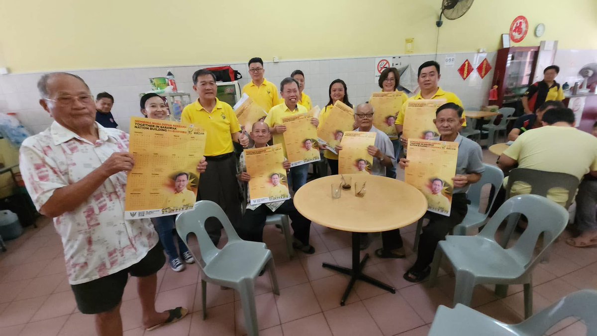 simkuihian's tweet photo. Is that time of the year to share Dr Sim’s Calendar 2025 @ N14 Batu Kawa.  A tradition started since 2017.

Thanks #TeamDrSim for helping to distribute again. 

#SarawakFirst
#jagasarawakbait2
Skh🐝 https://t.co/4uGS6SOjss