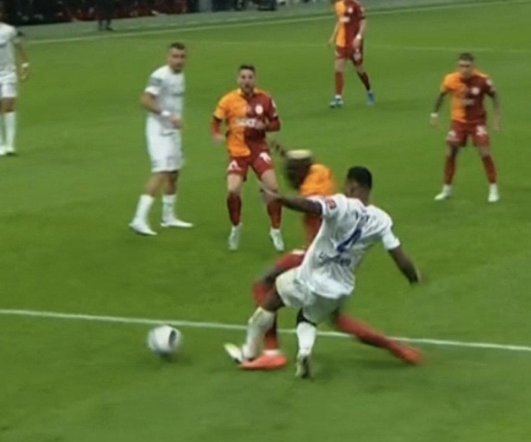 Bunların acısı nerenizden çıkar bilmiyorum ama Allah belanızı versin..
#GSvEYP