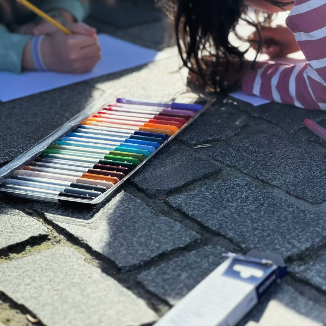 [ZAINTZAREN HERRIA]
Atzo Arriaga plaza duintasunez bete genuen. Bizitzak erdigunean jarriko duen herri bat determinazioz eraikitzeko prest gaudela erakutsi genuen.
Zaintza eskubide unibertsalaren aldeko borrokan urrats berri bat eman genuen.
Asko gara eta saretuak gaude.