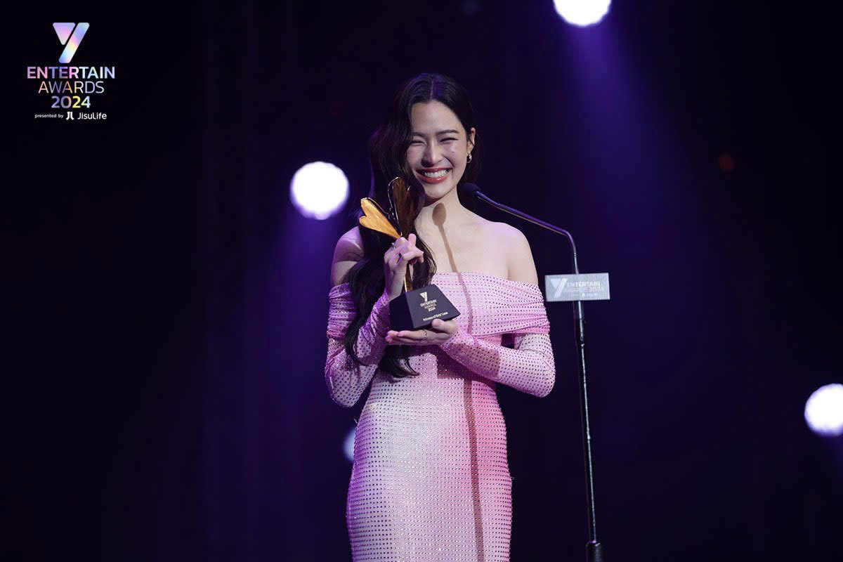 LingLingVNFC's tweet photo. Đêm nay "Cùng Yêu" vui quá không ngủ được xin phép tâm sự với mọi người một chút nhé. 🥹

Lần đầu tiên mình nghiêm túc xem live một lễ trao giải như vậy, cảm giác hồi hộp lo lắng, cảm giác mong chờ và hi vọng thật sự khó tả, khi tên LingLing Kwong được đọc lên, team tụi mình đã vui tới phát khóc, gõ bàn phím thì loạn xạ hết cả lên, đoạn tin nhắn chỉ toàn là "HUHUHUHUHUHU" 😂

Mình đã thấy những lời khen, lời cảm ơn mà mọi người dành cho tụi mình, thật sự rất nhiều nên tụi mình không thể trả lời hết được nhưng những lời nói ấy đều là động lực lớn lao đối với tụi mình 🩵

Tụi mình cũng xin cảm ơn mọi người rất nhiều 🩵

Cảm ơn mọi người vì đã tin tưởng "Cùng Yêu" 🩵

Cảm ơn mọi người vì đã bên nhau, cùng nhau yêu thương LingLing Kwong 🩵

Cảm ơn mọi người vì đã tạo cơ hội để tụi mình có thể góp sức đồng hành cùng các Jao Kwam Rak và Angel Golden Việt Nam trong chặng đường đầy yêu thương này 🩵

Gửi lời cảm ơn tới @SLingOrmK _ một bạn hay dịch những bài viết về LingOrm. 
Secret đã ở bên và hỗ trợ "Cùng Yêu" rất nhiều trong suốt thời gian qua, với mong muốn có thể dành tình yêu cho LingLing Kwong nhiều nhất có thể, thật sự cảm ơn vì đã góp sức cùng tụi mình 🫂

Nếu không có các bạn thì cũng sẽ không có "cùng yêu" ở đây ngày hôm nay, tất cả đều là nhờ các bạn đã tin tưởng và ủng hộ tụi mình. Fandom chúng ta thật sự rất tuyệt vời đó ạ 🩵😭

Mong là chúng ta sẽ đi cùng Ling và cùng nhau lâu nhất có thể nhé ạ 🩵

"Cùng Yêu" xin chân thành cảm ơn 🩵

LINGORM TSOU AWARDS  
#LingOrmGotYEntAwards 
#หลิงออม #LingOrm
