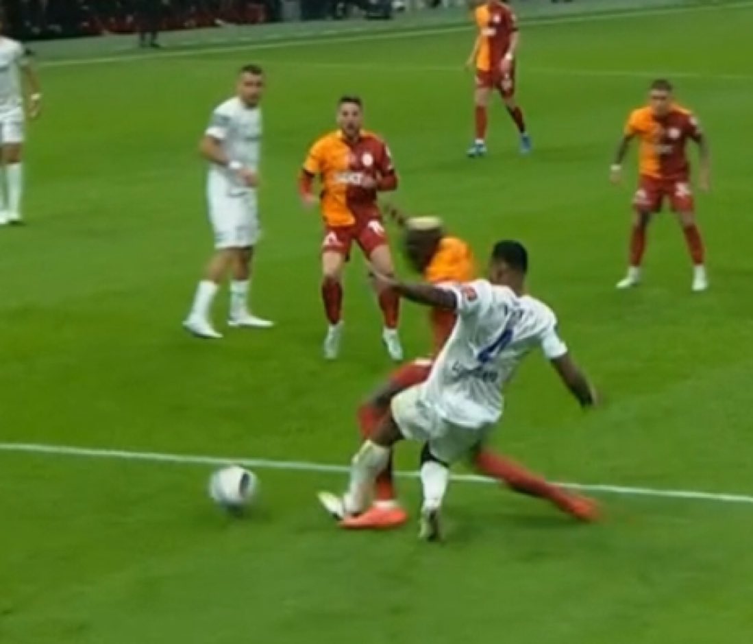 SkySPORTS DE Spikeri: “VAR bu pozisyonlarda nasıl çağırmaz biri bana anlatabilir mi? Net iki penaltı es geçildi.”