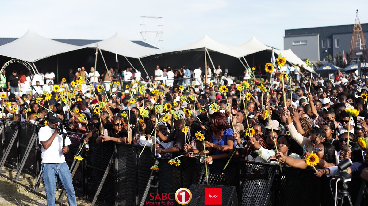 This is how we welcome summer @RANDS #Summerisatrands