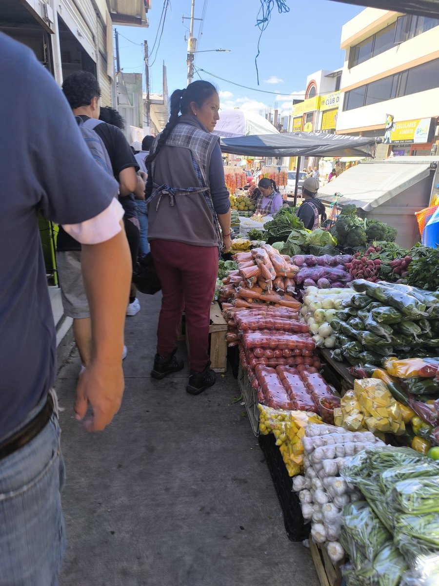StefMish04's tweet photo. @agentesdequito Calderón sin agentes de control, solicitamos los moradores del centro parroquial, que se lleve su respectivo control y se prohíba ponerse en la calle, existe un mercado que pasa vacío!
@agentesdequito https://t.co/YlyuhG9nBV