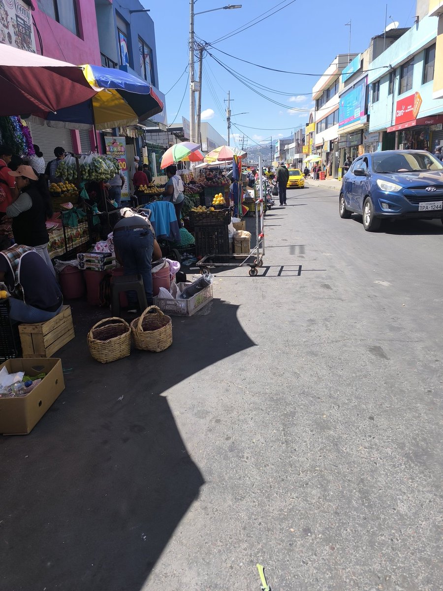 StefMish04's tweet photo. @agentesdequito Calderón sin agentes de control, solicitamos los moradores del centro parroquial, que se lleve su respectivo control y se prohíba ponerse en la calle, existe un mercado que pasa vacío!
@agentesdequito https://t.co/YlyuhG9nBV