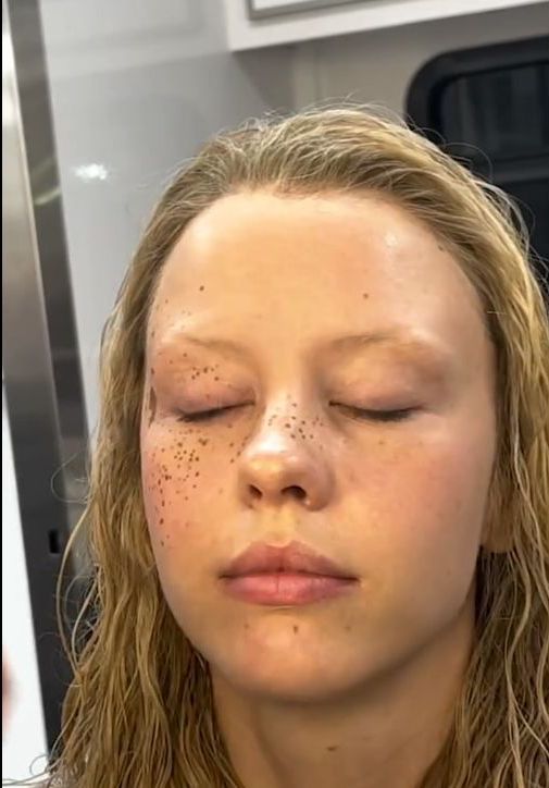 📸 Mia Goth tendo as icônicas sardas aplicadas em seu rosto nos bastidores de “MaXXXine” (2024):