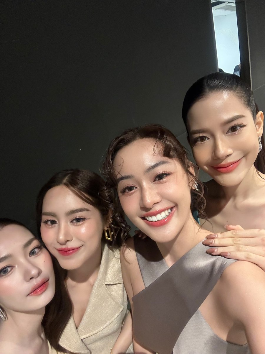 ขอบคุณแฟนๆจากทุกๆบ้านเลยนะค้าาาา น่ารักกันมากๆเลย คิดถึงบรรยากาศตอนละครออนเลยเนอะ🥹💕 ดีใจที่ได้รวมตัวสาวๆ เสียดายขาดต้าวเด็กอีกคน ก่อนนอนคืนนี้เอารูปเซลฟี่มาฝากค่ะ ไว้เจอกันใหม่น้าาาา🙌💖

GINA OOM MINT PP Y AWARDS
#YAWARDSxGinaOomMintPP