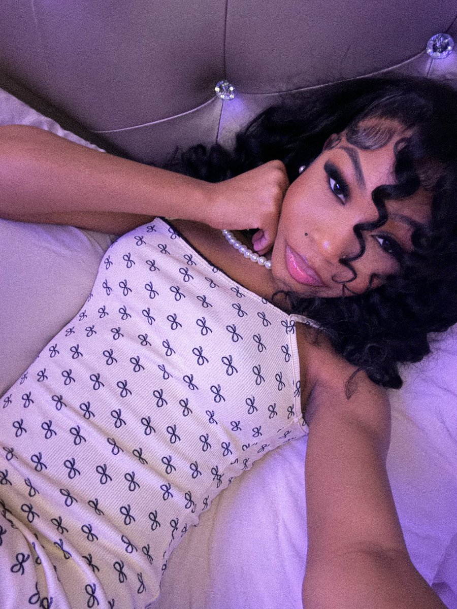 DiorrrrrrRe's tweet image. makeup so ☕️.