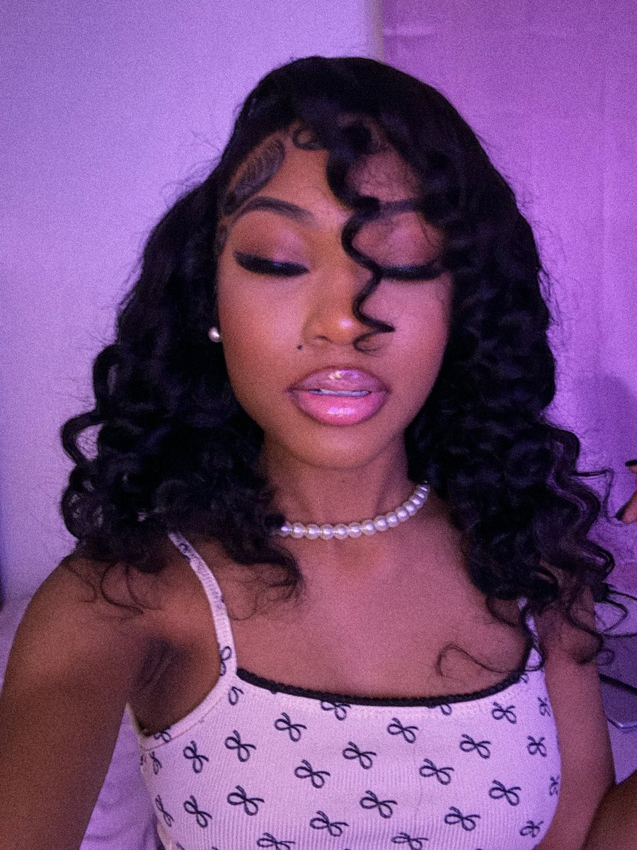 DiorrrrrrRe's tweet image. makeup so ☕️.
