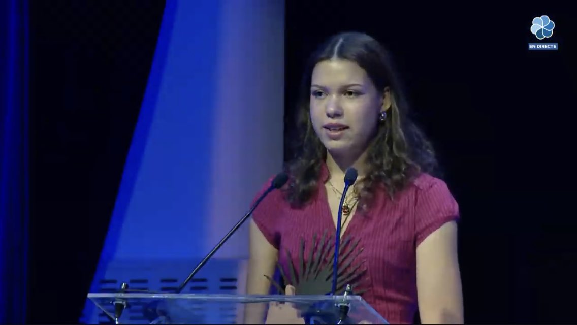 Setmana de premis (II):
La nostra exalumna Tiffany Okolue ha guanyat el Premi Josep Carbonell i Gener pel seu Treball de Recerca sobre les aus de Sitges, a la XXVII Nit de Premis Sitges organitzada per la Regidoria de Cultura de l’<a href="/AjSitges/">Ajuntament de Sitges</a>   
Enhorabona, Tiffany!